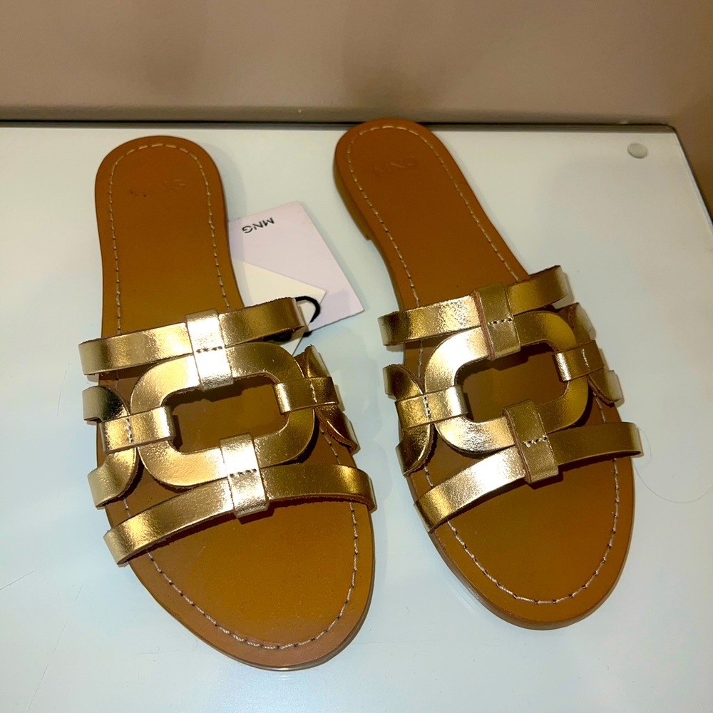 Gold leather sandals. Size 37.